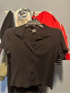 No boundaries black collar crop button down t shirt